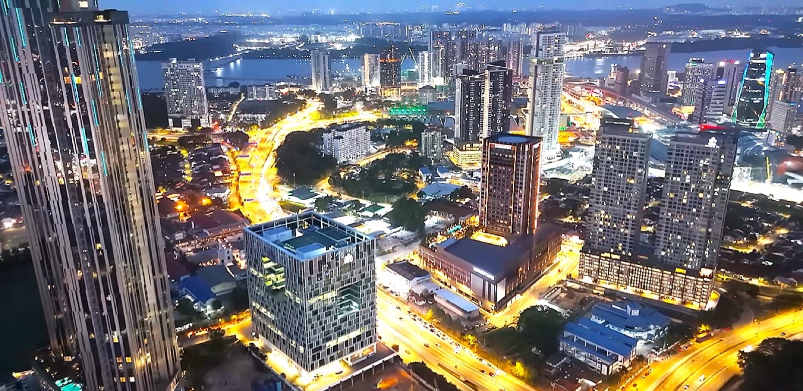 新山富力公主湾与市区夜景图
